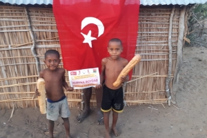 Madagaskar adasında yetim yoksul çocuklara ekmek dağıtımlarimiz dev rdiyor