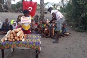 Madagaskar adasında yetim yoksul çocuklara ekmek dağıtımlarimiz dev rdiyor