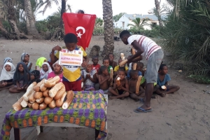 Madagaskar adasında yetim yoksul çocuklara ekmek dağıtımlarimiz dev rdiyor