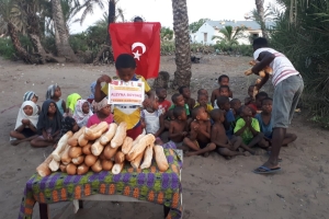 Madagaskar adasında yetim yoksul çocuklara ekmek dağıtımlarimiz dev rdiyor