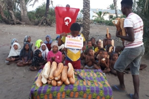 Madagaskar adasında yetim yoksul çocuklara ekmek dağıtımlarimiz dev rdiyor