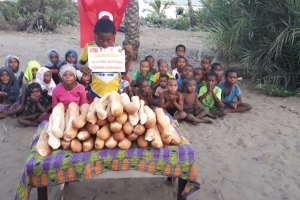 Madagaskar adasında yetim yoksul çocuklara ekmek dağıtımlarimiz dev rdiyor