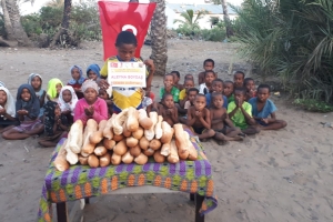 Madagaskar adasında yetim yoksul çocuklara ekmek dağıtımlarimiz dev rdiyor