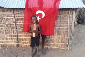 Madagaskar adasında yetim yoksul çocuklara ekmek dağıtımlarimiz dev rdiyor