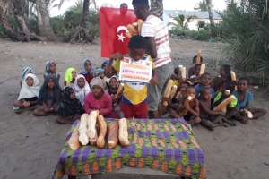 Madagaskar adasında yetim yoksul çocuklara ekmek dağıtımlarimiz dev rdiyor