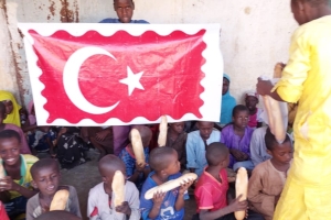 Bugün Afrika Çad Kamerun ulkelerinde ekmek dağıtımında bulunduk