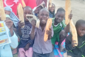 Bugün Afrika Çad Kamerun ulkelerinde ekmek dağıtımında bulunduk