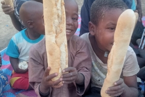Bugün Afrika Çad Kamerun ulkelerinde ekmek dağıtımında bulunduk
