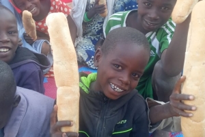 Bugün Afrika Çad Kamerun ulkelerinde ekmek dağıtımında bulunduk