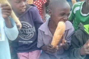 Bugün Afrika Çad Kamerun ulkelerinde ekmek dağıtımında bulunduk