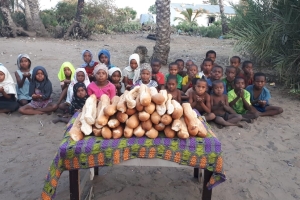 Madagaskar adasında yetim yoksul çocuklara ekmek dağıtımlarimiz dev rdiyor