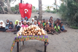 Madagaskar adasında yetim yoksul çocuklara ekmek dağıtımlarimiz dev rdiyor