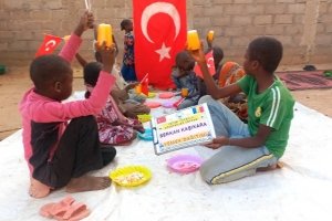 Çad bölgesinde yetim ve yoksul çocuklara yemek dağıtımında bulunarak onların sevinçlerine ortak olduk