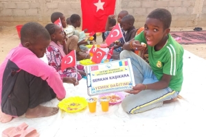 Çad bölgesinde yetim ve yoksul çocuklara yemek dağıtımında bulunarak onların sevinçlerine ortak olduk