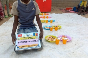 Çad bölgesinde yetim ve yoksul çocuklara yemek dağıtımında bulunarak onların sevinçlerine ortak olduk