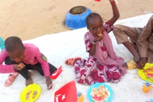 Çad bölgesinde yetim ve yoksul çocuklara yemek dağıtımında bulunarak onların sevinçlerine ortak olduk