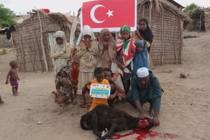 Afrika Madagaskar bölgesinde adak kurbanı kestirip yetim yoksul ailelere evlerinde ziyaret ederek dağıtımında bulunduk