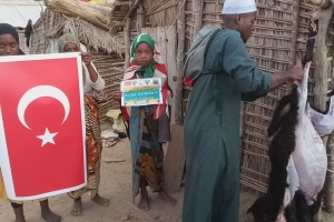 Afrika Madagaskar bölgesinde adak kurbanı kestirip yetim yoksul ailelere evlerinde ziyaret ederek dağıtımında bulunduk
