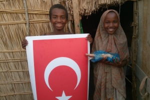 Afrika Madagaskar bölgesinde adak kurbanı kestirip yetim yoksul ailelere evlerinde ziyaret ederek dağıtımında bulunduk