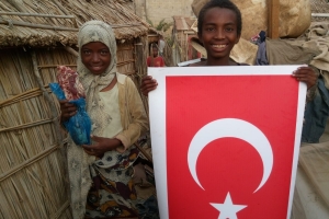 Afrika Madagaskar bölgesinde adak kurbanı kestirip yetim yoksul ailelere evlerinde ziyaret ederek dağıtımında bulunduk