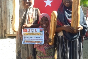 Öğretmenler günü hediyesi Afrika Madagaskar ülkesinde yetim ve yoksul çocuklara ekmek dağıtımında bulunduk 