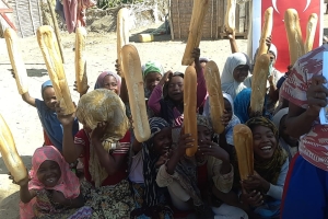 Öğretmenler günü hediyesi Afrika Madagaskar ülkesinde yetim ve yoksul çocuklara ekmek dağıtımında bulunduk 