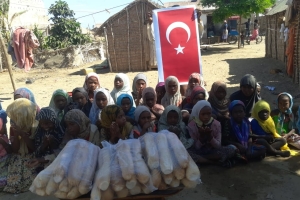 Öğretmenler günü hediyesi Afrika Madagaskar ülkesinde yetim ve yoksul çocuklara ekmek dağıtımında bulunduk 