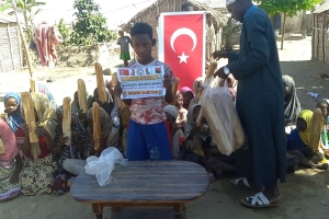 Öğretmenler günü hediyesi Afrika Madagaskar ülkesinde yetim ve yoksul çocuklara ekmek dağıtımında bulunduk 