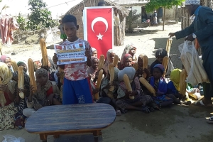 Öğretmenler günü hediyesi Afrika Madagaskar ülkesinde yetim ve yoksul çocuklara ekmek dağıtımında bulunduk 