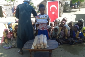 Öğretmenler günü hediyesi Afrika Madagaskar ülkesinde yetim ve yoksul çocuklara ekmek dağıtımında bulunduk 