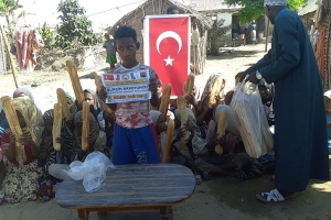Öğretmenler günü hediyesi Afrika Madagaskar ülkesinde yetim ve yoksul çocuklara ekmek dağıtımında bulunduk 