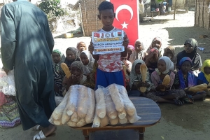 Öğretmenler günü hediyesi Afrika Madagaskar ülkesinde yetim ve yoksul çocuklara ekmek dağıtımında bulunduk 