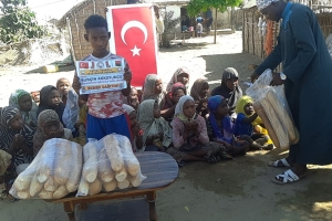 Öğretmenler günü hediyesi Afrika Madagaskar ülkesinde yetim ve yoksul çocuklara ekmek dağıtımında bulunduk 