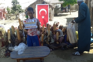 Öğretmenler günü hediyesi Afrika Madagaskar ülkesinde yetim ve yoksul çocuklara ekmek dağıtımında bulunduk 