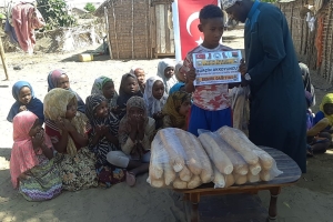 Öğretmenler günü hediyesi Afrika Madagaskar ülkesinde yetim ve yoksul çocuklara ekmek dağıtımında bulunduk 