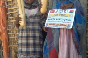Öğretmenler günü hediyesi Afrika Madagaskar ülkesinde yetim ve yoksul çocuklara ekmek dağıtımında bulunduk 
