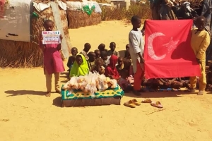 Afrika Nijeryada terör örgütlerinden kaçan çadırlarda yaşayan mültecilere ekmek dağıtımı da bulunduk