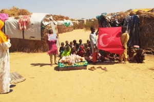Afrika Nijeryada terör örgütlerinden kaçan çadırlarda yaşayan mültecilere ekmek dağıtımı da bulunduk
