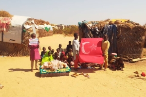 Afrika Nijeryada terör örgütlerinden kaçan çadırlarda yaşayan mültecilere ekmek dağıtımı da bulunduk