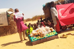 Afrika Nijeryada terör örgütlerinden kaçan çadırlarda yaşayan mültecilere ekmek dağıtımı da bulunduk