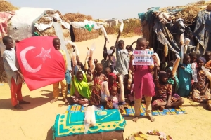 Afrika Nijeryada terör örgütlerinden kaçan çadırlarda yaşayan mültecilere ekmek dağıtımı da bulunduk