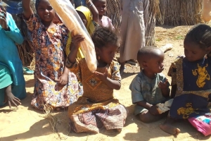 Afrika Nijeryada terör örgütlerinden kaçan çadırlarda yaşayan mültecilere ekmek dağıtımı da bulunduk