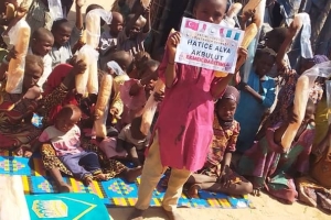 Afrika Nijeryada terör örgütlerinden kaçan çadırlarda yaşayan mültecilere ekmek dağıtımı da bulunduk