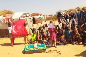 Afrika Nijeryada terör örgütlerinden kaçan çadırlarda yaşayan mültecilere ekmek dağıtımı da bulunduk