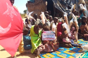Afrika Nijeryada terör örgütlerinden kaçan çadırlarda yaşayan mültecilere ekmek dağıtımı da bulunduk