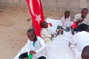 Öğretmenler günü hediyesi Afrika Çad yemek dagitimi