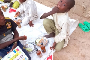 Öğretmenler günü hediyesi Afrika Çad yemek dagitimi