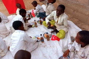 Öğretmenler günü hediyesi Afrika Çad yemek dagitimi