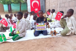 Öğretmenler günü hediyesi Afrika Çad yemek dagitimi