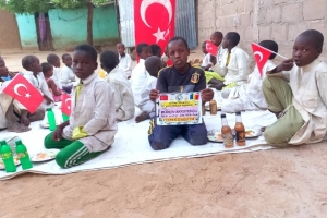 Öğretmenler günü hediyesi Afrika Çad yemek dagitimi